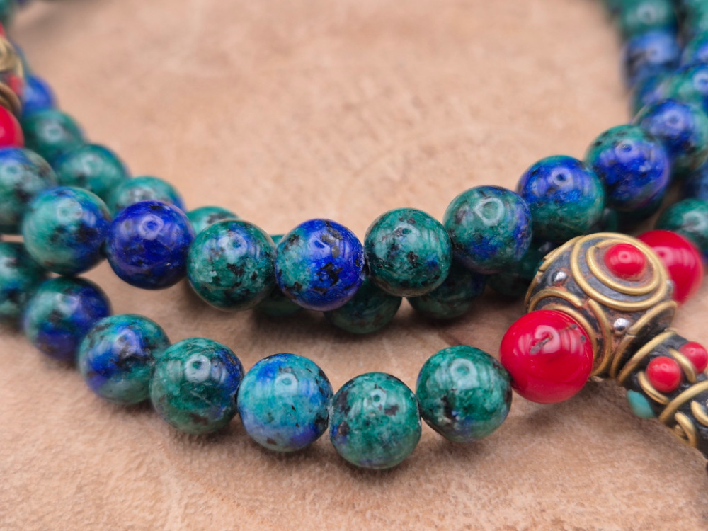 Handgefertigte Mala aus Azurit-Malachit mit lebendiger Farbstruktur